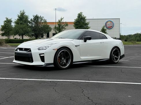 Used 2017 Nissan GT-R Premium w/ Premium Interior Package AWD/4WD image 1