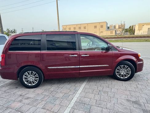 Used 2014 Chrysler Town & Country Touring-L w/ Driver Convenience Group FWD image 7