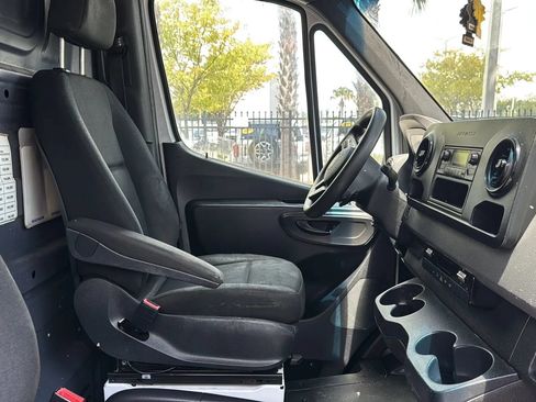Used 2021 Freightliner Sprinter 2500 RWD image 10