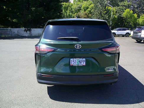 Used 2022 Toyota Sienna XLE FWD image 4