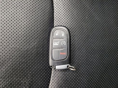 Used 2021 Jeep Cherokee Limited image 32