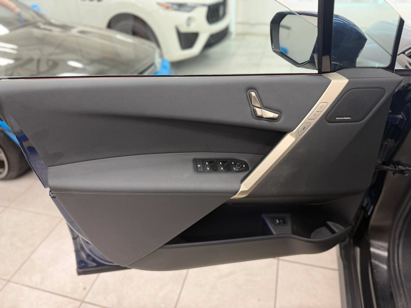 Used 2022 BMW iX xDrive50 w/ Convenience Package AWD/4WD image 13