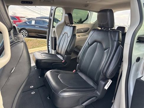 Used 2024 Chrysler Pacifica Touring-L image 12