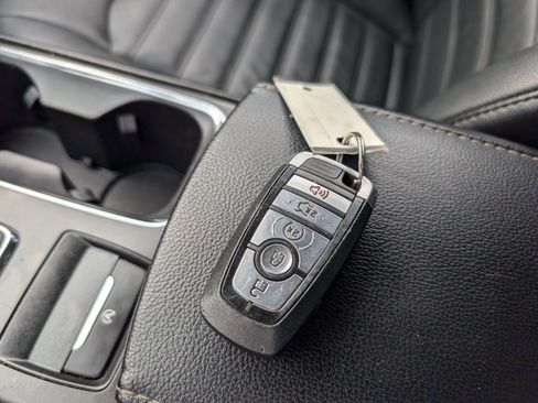 Used 2018 Ford Fusion SE w/ Fusion SE Technology Package FWD image 25
