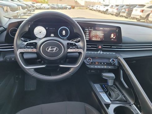 Used 2025 Hyundai Elantra SEL image 19