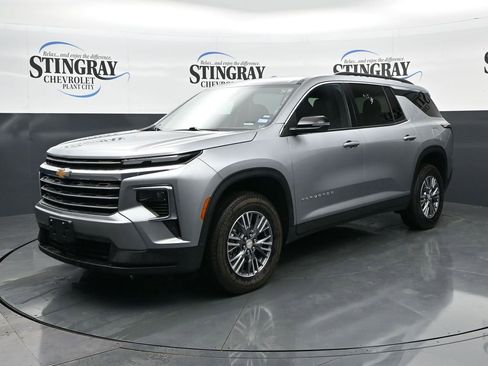 Used 2026 Chevrolet Traverse LT FWD image 3
