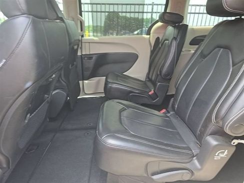 Used 2023 Chrysler Pacifica Touring-L FWD image 4