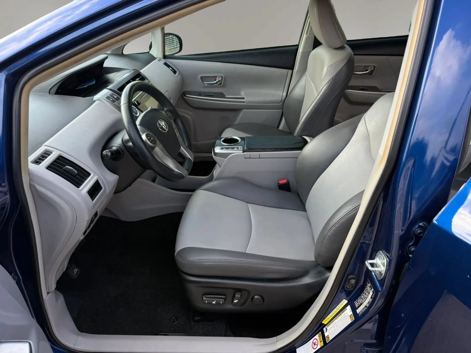 Used 2016 Toyota Prius V Four FWD image 10