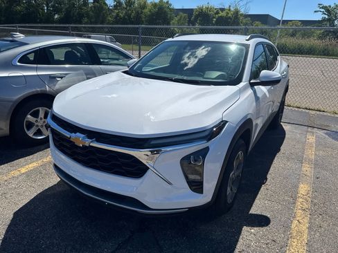 Used 2025 Chevrolet Trax LT FWD image 28