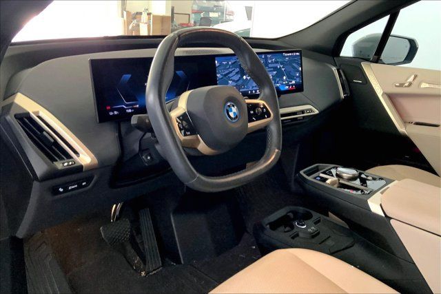 Used 2024 BMW iX xDrive50 w/ Premium Package AWD/4WD image 7
