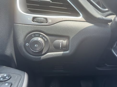 Used 2019 Jeep Cherokee Latitude w/ Popular Appearance Group AWD/4WD image 28