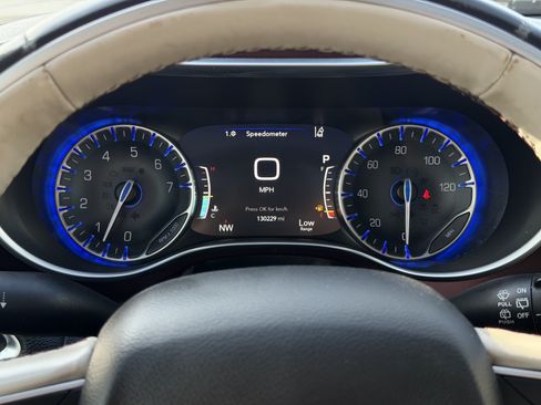 Used 2019 Chrysler Pacifica Limited w/ Advanced Safetytec Group FWD image 19