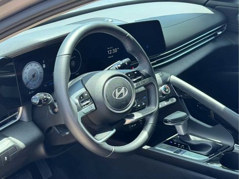 Used 2025 Hyundai Elantra SEL FWD image 31