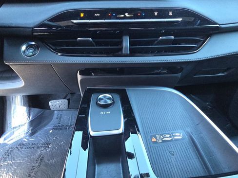 Used 2025 Buick Enclave Sport Touring image 23