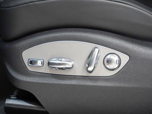 Certified 2026 Porsche Macan AWD/4WD image 13