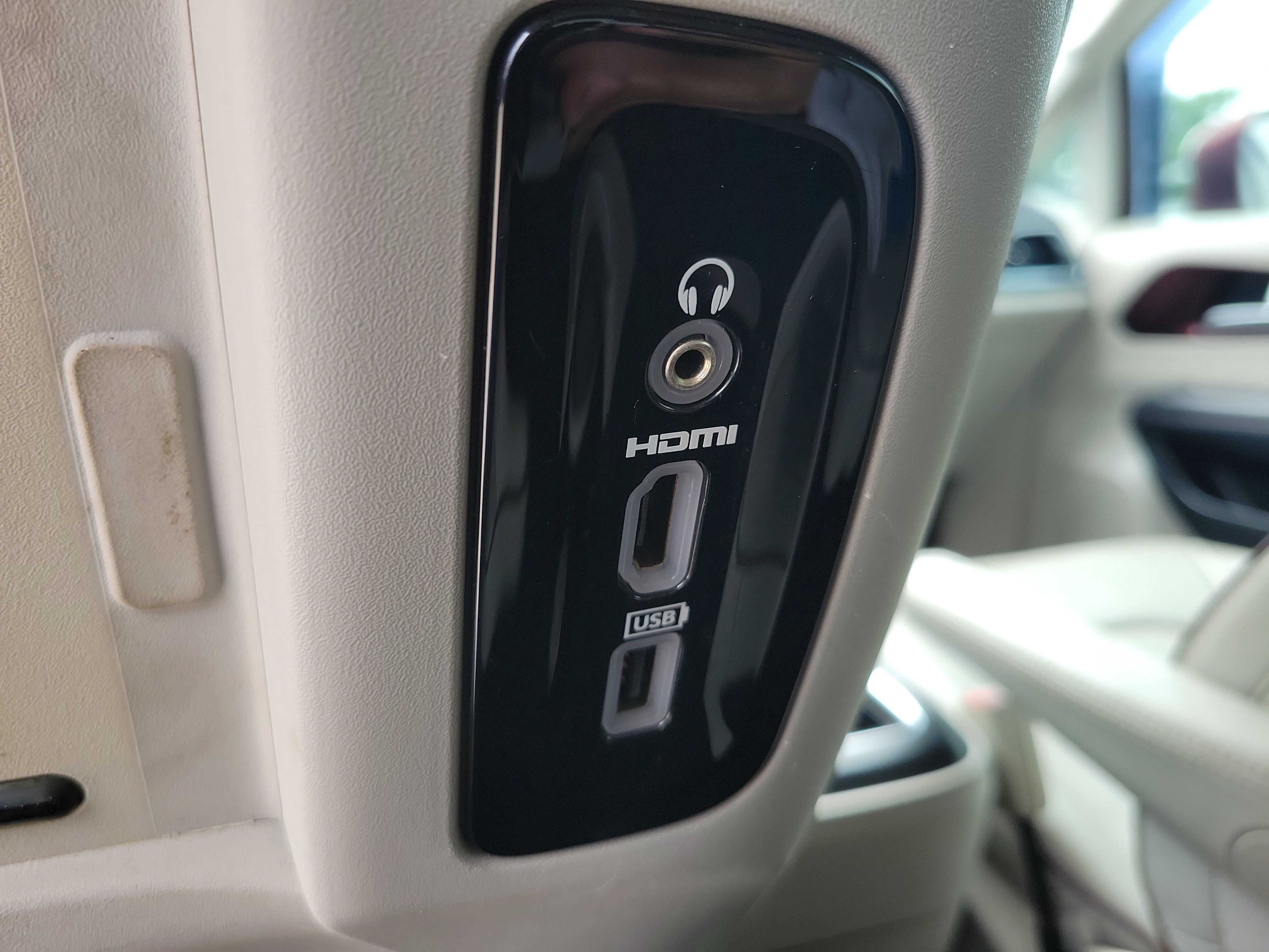 Used 2017 Chrysler Pacifica Limited w/ UConnect Theater Package FWD image 16