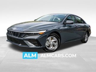 Used 2025 Hyundai Elantra SE video 1