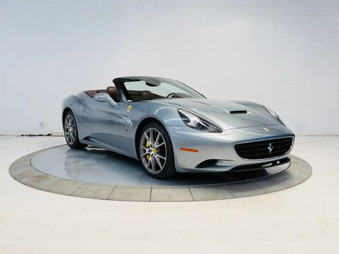 Used 2010 Ferrari California RWD image 2