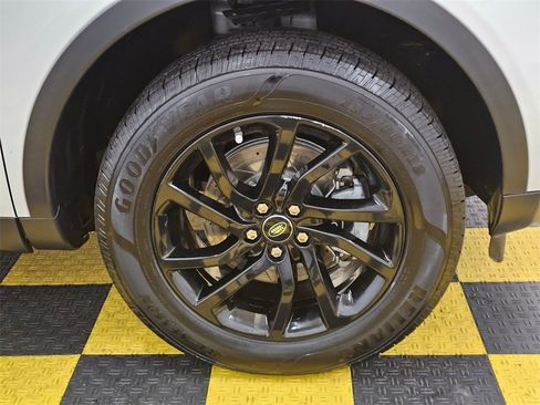 Used 2019 Land Rover Discovery Sport SE image 9