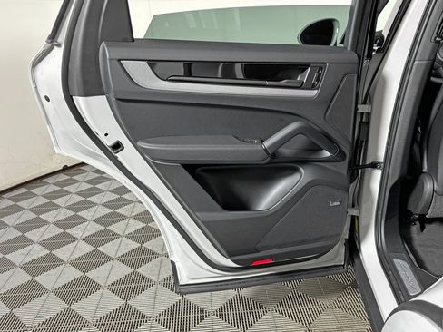 New 2026 Porsche Cayenne image 32