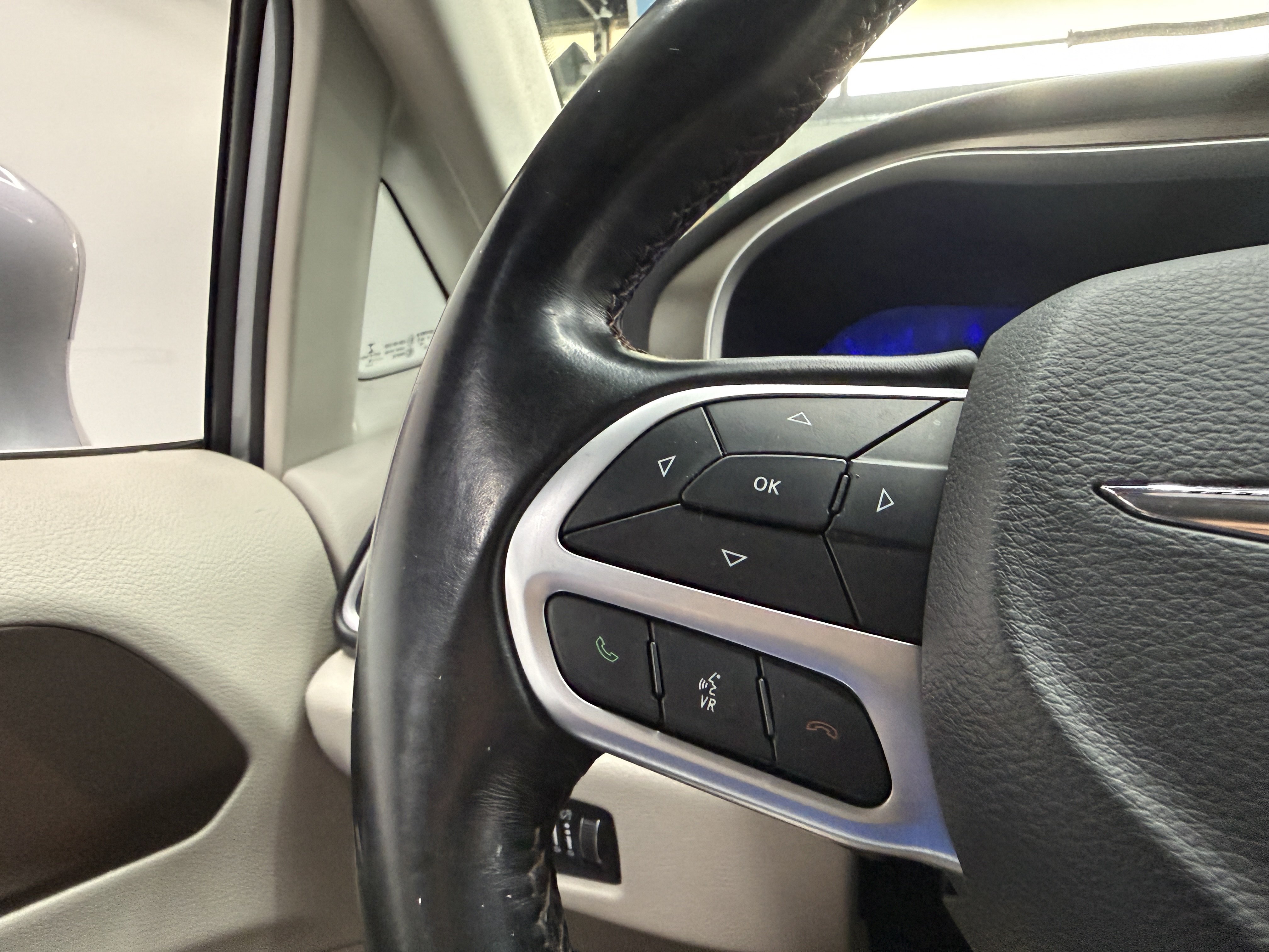 Used 2018 Chrysler Pacifica Touring-L FWD image 15