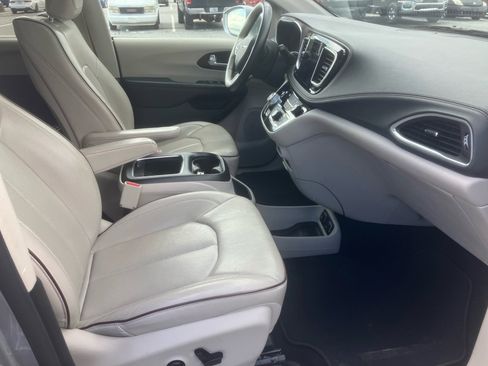 Used 2017 Chrysler Pacifica Limited image 32