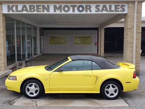 Used 2001 Ford Mustang Convertible image 2