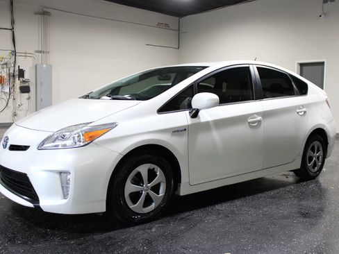 Used 2015 Toyota Prius Two FWD image 6