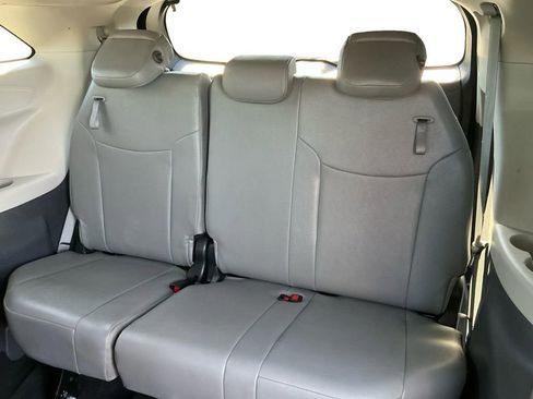 Used 2024 Toyota Sienna XLE FWD image 21