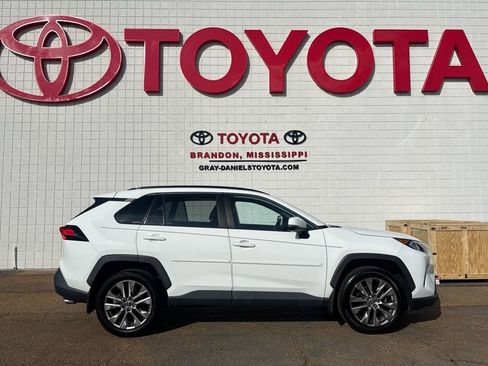 Used 2020 Toyota RAV4 XLE Premium image 4