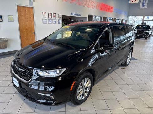 Used 2024 Chrysler Pacifica Touring-L AWD/4WD image 8