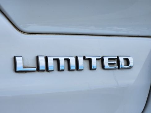 Used 2023 Jeep Grand Cherokee Limited w/ Luxury Tech Group II image 13