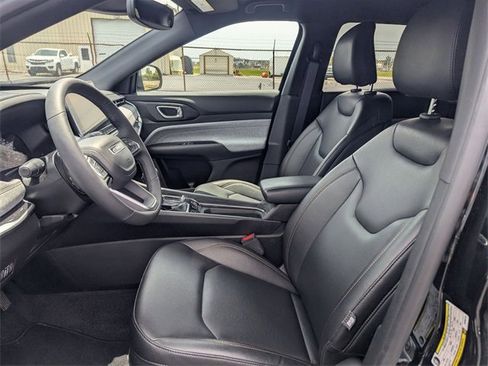 Used 2024 Jeep Compass Latitude image 9