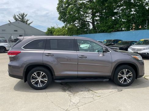 Used 2019 Toyota Highlander Plus AWD/4WD image 4