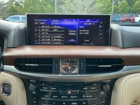 Used 2016 Lexus LX 570 4WD w/ Luxury Package image 19