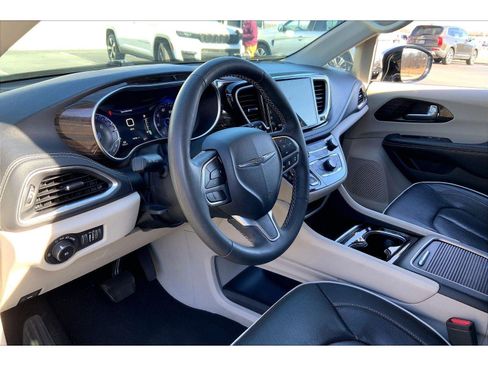 Used 2023 Chrysler Pacifica Limited image 12
