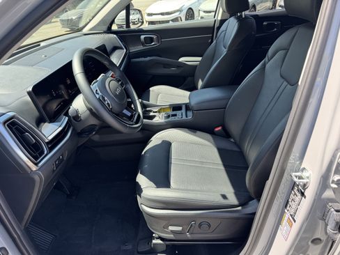 Used 2025 Kia Sorento EX w/ Panoramic Sunroof Package image 9