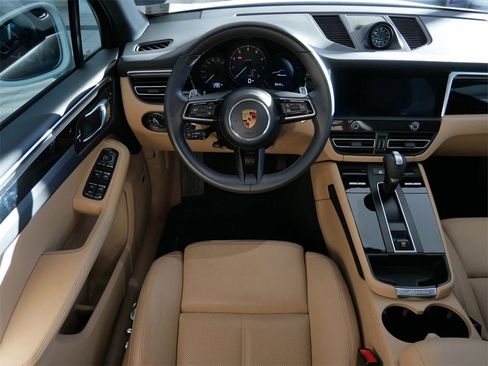 Used 2022 Porsche Macan image 11