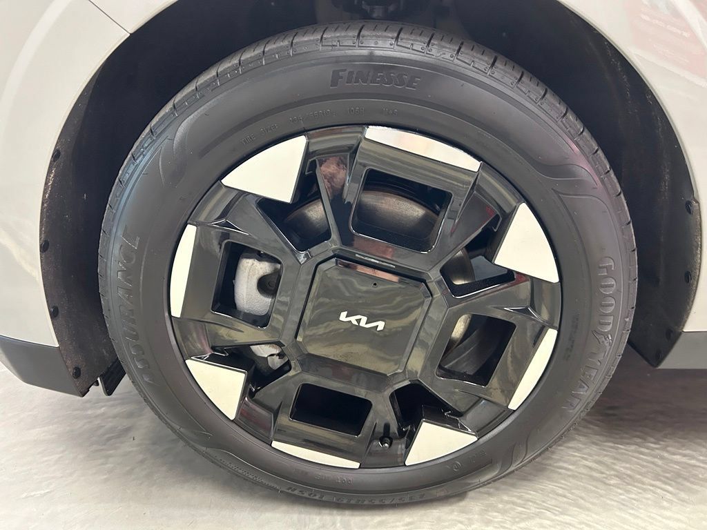 Used 2025 Kia Carnival EX FWD image 30