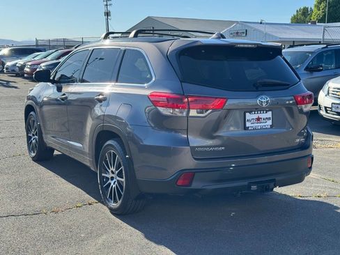 Used 2017 Toyota Highlander SE AWD/4WD image 3