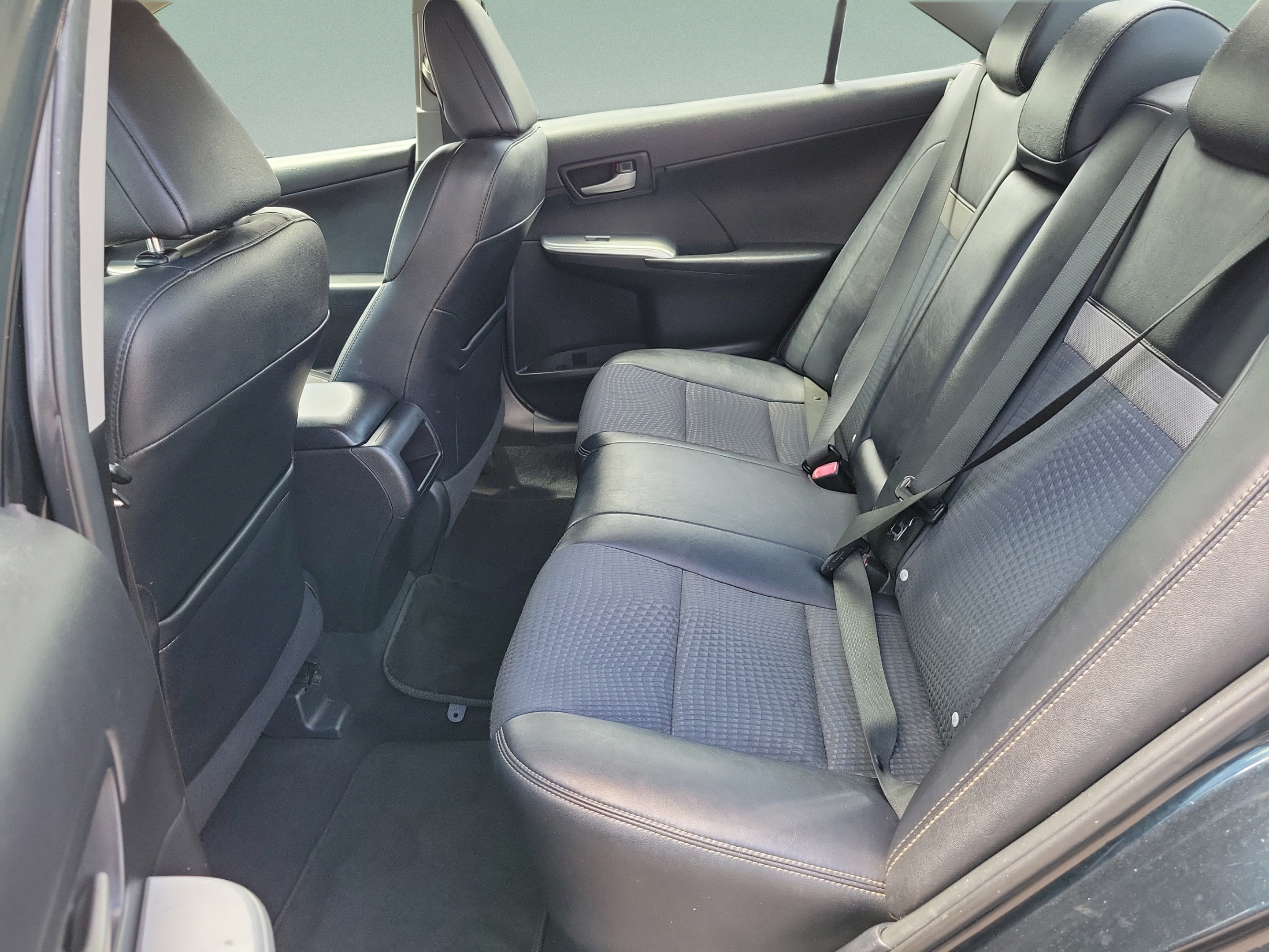 Used 2014 Toyota Camry SE FWD image 9