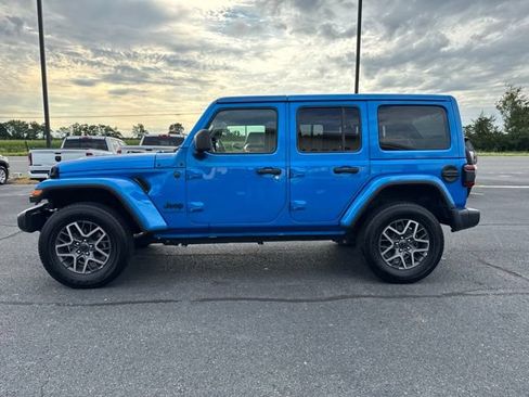 Used 2025 Jeep Wrangler Unlimited Sahara AWD/4WD image 15