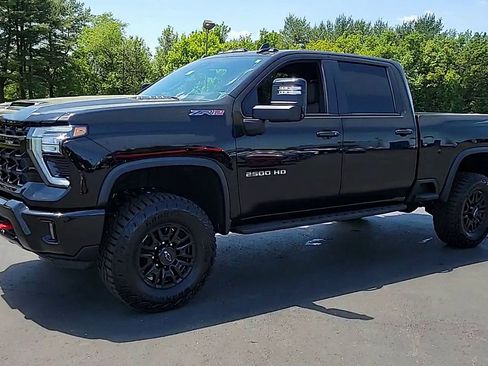 Used 2024 Chevrolet Silverado 2500 ZR2 w/ Technology Package AWD/4WD image 4