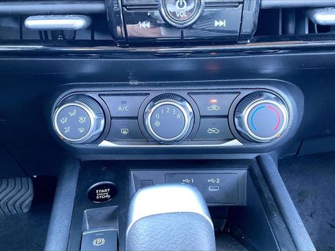 Used 2025 Nissan Kicks SV image 28