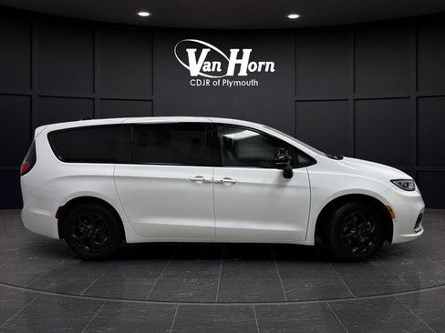 Used 2024 Chrysler Pacifica Select image 2