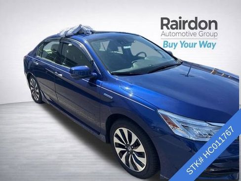 Used 2017 Honda Accord Touring image 2