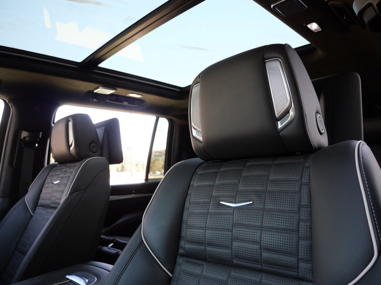 Used 2026 Cadillac Escalade ESV Platinum Sport w/ LPO, ONYX Package AWD/4WD image 15