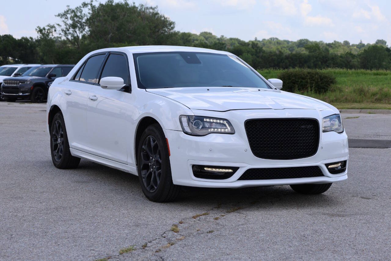 Used 2022 Chrysler 300 Touring L AWD/4WD image 4