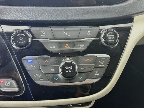 Used 2019 Chrysler Pacifica Touring-L FWD image 23
