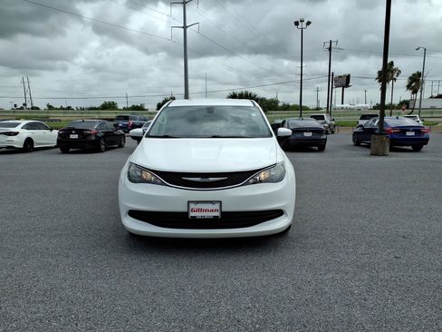Used 2020 Chrysler Voyager LX FWD image 3